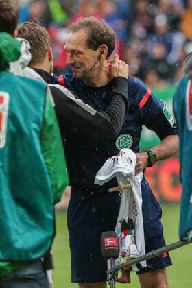 Samstag, 14.05.2016, 1. Bundesliga, Saison 2015 2016, 34. Spieltag in Augsburg, FC Augsburg - Hamburger SV, Daniel Baier ( 10, FC Augsburg) ueberreicht Schiedsrichter Florian Meyer v.l. zum letzten Bundesligaspiel als Schiedsrichter ein Trikot und einen Augsburg Maskottchen DeFodi501