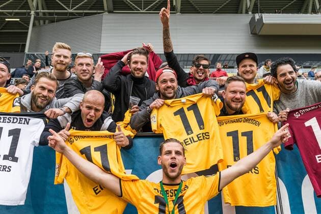 Dresden, Deutschland, 14.05.2016: Fußball 3. Liga Saison 2015 2016 - SG Dynamo Dresden - SG Sonnenhof Grossaspach Großaspach. Dynamo Dresden feiert die Meisterschaft der 3. Liga. Justin Eilers (Dresden 11) feiert mit Fans.