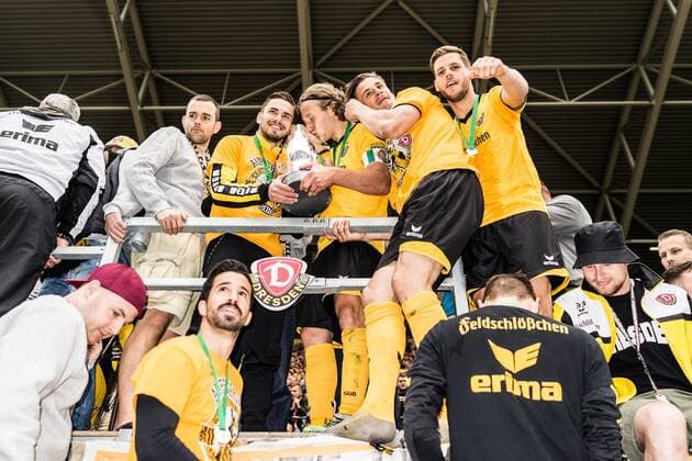 Dresden, Deutschland, 14.05.2016: Fußball 3. Liga Saison 2015 2016 - SG Dynamo Dresden - SG Sonnenhof Grossaspach Großaspach. Dynamo Dresden feiert die Meisterschaft der 3. Liga. Pascal Testroet (Dresden 37), Michael Hefele (Dresden 5), Stefan Kutschke (Dresden 30) und Justin Eilers (Dresden 11) jubeln Pokal und Fans.
