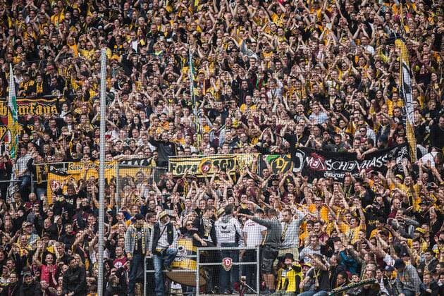 Dresden, Deutschland, 14.05.2016: Fußball 3. Liga Saison 2015 2016 - SG Dynamo Dresden - SG Sonnenhof Grossaspach Großaspach. Dynamo Dresden feiert die Meisterschaft der 3. Liga. Fans feiern mit Trainer Uwe Neuhaus (Dresden).