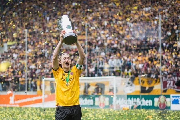 Dresden, Deutschland, 14.05.2016: Fußball 3. Liga Saison 2015 2016 - SG Dynamo Dresden - SG Sonnenhof Grossaspach Großaspach. Dynamo Dresden feiert die Meisterschaft der 3. Liga. Am Pokal Michael Hefele (Dresden 5)