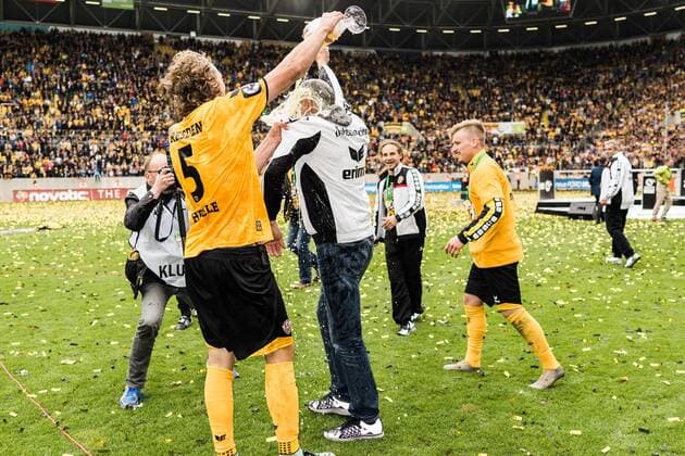 Dresden, Deutschland, 14.05.2016: Fußball 3. Liga Saison 2015 2016 - SG Dynamo Dresden - SG Sonnenhof Grossaspach Großaspach. Michael Hefele (Dresden 5) gibt Trainer Uwe Neuhaus (Dresden) eine Bierdusche.