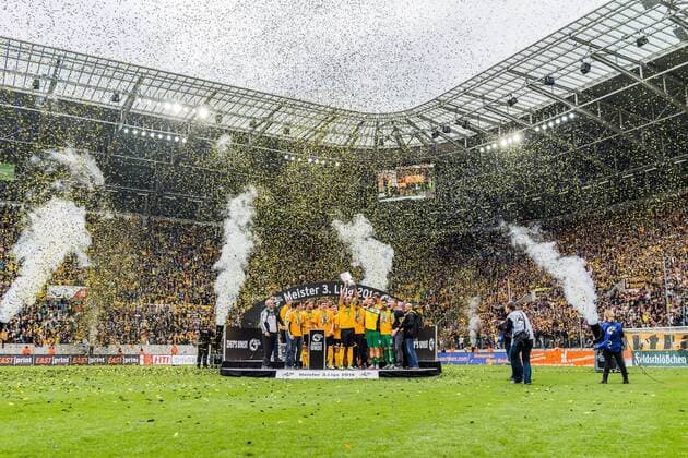 Dresden, Deutschland, 14.05.2016: Fußball 3. Liga Saison 2015 2016 - SG Dynamo Dresden - SG Sonnenhof Grossaspach Großaspach. Dynamo Dresden feiert die Meisterschaft der 3. Liga. Am Pokal Michael Hefele (Dresden 5).