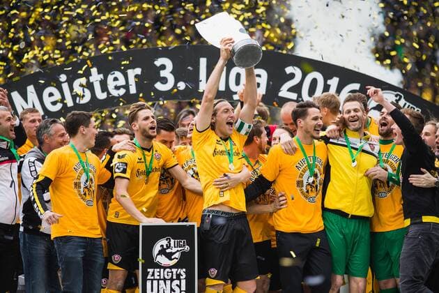 Dresden, Deutschland, 14.05.2016: Fußball 3. Liga Saison 2015 2016 - SG Dynamo Dresden - SG Sonnenhof Grossaspach Großaspach. Dynamo Dresden feiert die Meisterschaft der 3. Liga. Jubel mit Pokal Michael Hefele (Dresden 5).