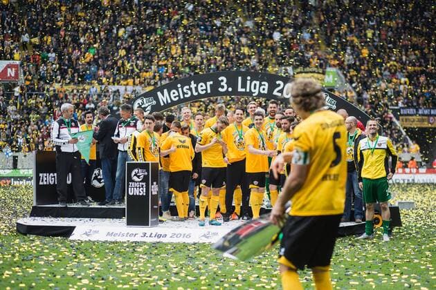 Dresden, Deutschland, 14.05.2016: Fußball 3. Liga Saison 2015 2016 - SG Dynamo Dresden - SG Sonnenhof Grossaspach Großaspach. Dynamo Dresden feiert die Meisterschaft der 3. Liga. Jubel mit Pokal Michael Hefele (Dresden 5).