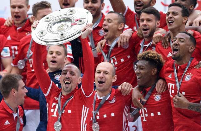 Fußball, Bayern München feiert Rekord-Meisterschaft FUSSBALL 1. BUNDESLIGA SAISON 2015 2016 34. SPIELTAG FC Bayern Muenchen - Hannover 96 14.05.2016 Der FC Bayern seine die 26. Deutsche Meisterschaft: Franck Ribery, Arjen Robben, David Alaba und Jerome Boateng (v.l.) jubeln mit der Meisterschale 