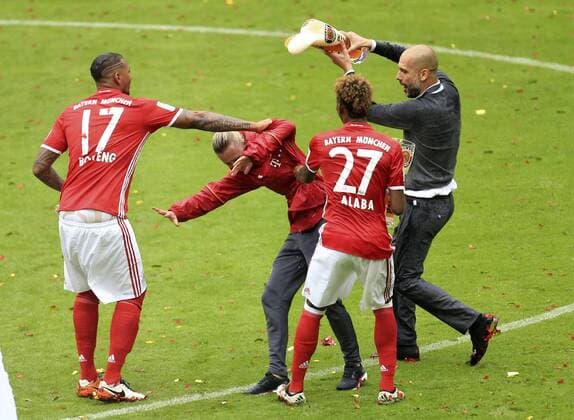 Fußball, Bayern München feiert Rekord-Meisterschaft 14.05.2016, Fussball 1.Bundesliga 2015 2016, 34.Spieltag, FC Bayern München - Hannover 96, in der Allianz-Arena München. Siegerehrung, Deutscher Meister FC Bayern München! Bierschütten nach dem Spiel: Trainer Pep Guardiola (FC Bayern München) macht die Teammanagerin Kathleen Krüger nass. 