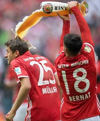 Themen der Woche - SPORT Bilder des Tages - SPORT 14. Mai 2016: Muenchen, Allianz Arena: Fussball 1. Bundesliga: FC Bayern Muenchen - Hannover 96: Muenchens Spieler jubeln ueber die Meisterschaft, Juan Bernat (r) verpasst Thomas Mueller eine Bierdusche.