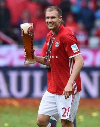 FUSSBALL 1. BUNDESLIGA SAISON 2015 2016 34. SPIELTAG FC Bayern Muenchen - Hannover 96 14.05.2016 Der FC Bayern feiert seine 26. Deutsche Meisterschaft. Ein bisschen Bier muss sein: Holger Badstuber 