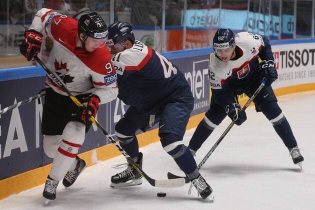 Eishockey, WM, Kanada - Slowakei ST. PETERSBURG, RUSSIA. MAY 14, 2016. Canada s Connor McDavid and Slovakia s Patrik Lusnak, Cristian Jaros (L-R) fight for the puck in their 2016 IIHF World Championship WM Weltmeisterschaft Preliminary Round Group B Ice hockey Eishockey match at the Yubileyny Sports Palace. Sergei Savostyanov TASS  TS022F11