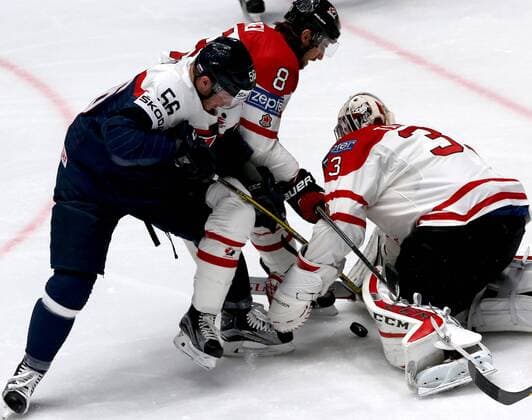 Eishockey, WM, Kanada - Slowakei ST. PETERSBURG, RUSSIA. MAY 14, 2016. Canada s goalie Cam Talbot, Chris Tanev defend against Slovakia s Marko Dano (R-L) in their 2016 IIHF World Championship WM Weltmeisterschaft Preliminary Round Group B Ice hockey Eishockey match at the Yubileyny Sports Palace. Alexander Demianchuk TASS  TS022F2C