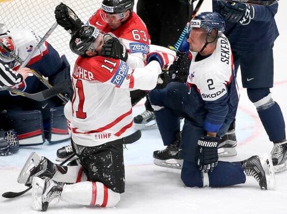 Eishockey, WM, Kanada - Slowakei ST. PETERSBURG, RUSSIA. MAY 14, 2016. Canada s Brendan Gallagher, Brad Marchand and Slovakia s Andrej Sekera (L-R) fight in their 2016 IIHF World Championship WM Weltmeisterschaft Preliminary Round Group B Ice hockey Eishockey match at the Yubileyny Sports Palace. Alexander Demianchuk TASS  TS022F34