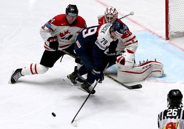 Eishockey, WM, Kanada - Slowakei ST. PETERSBURG, RUSSIA. MAY 14, 2016. Canada s Morgan Rielly, goalie Cam Talbot (L-R background) defend against Slovakia s Libor Hudacek (front) in their 2016 IIHF World Championship WM Weltmeisterschaft Preliminary Round Group B Ice hockey Eishockey match at the Yubileyny Sports Palace. Alexander Demianchuk TASS  TS022F36