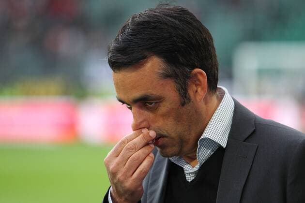 VfL vs Stuttgart 1. BL Wolfsburg, Deutschland. 14.05.2016, FUßBALL - VfL Wolfsburg vs VfB Stuttgart, 1. Bundesliga, Saison 2015-2016, Volkswagen Arena. Bild zeigt: Sportmanager Robin Dutt (VfB Stuttgart) Wolfsburg