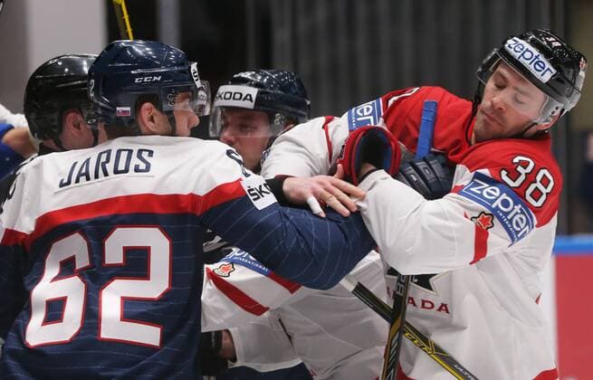 Eishockey, WM, Kanada - Slowakei ST. PETERSBURG, RUSSIA. MAY 14, 2016. Slovakia s Christian Jaros (L) and Canada s Boone Jenner fight in their 2016 IIHF World Championship WM Weltmeisterschaft Preliminary Round Group B Ice hockey Eishockey match at the Yubileyny Sports Palace. Team Canada won the game 5-0. Sergei Savostyanov TASS  TS022F4F