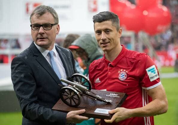 14. Mai 2016: Muenchen, Allianz Arena: Fussball 1. Bundesliga: FC Bayern Muenchen - Hannover 96: Muenchens Robert Lewandowski bekommt als Torschuetzenkoenig die Torjägerkanone bester Torschütze Torjäger von Kicker Chefredakteur Joerg Jakob.