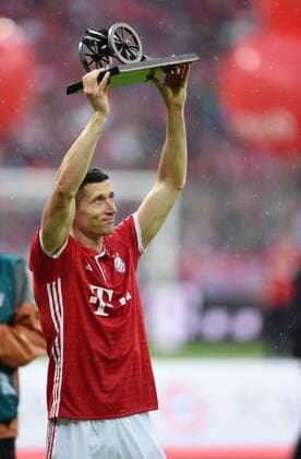 FUSSBALL 1. BUNDESLIGA SAISON 2015 2016 34. SPIELTAG FC Bayern Muenchen - Hannover 96 14.05.2016 Robert Lewandowski (FC Bayern Muenchen) praesentiert seine Torjägerkanone bester Torschütze Torjäger 