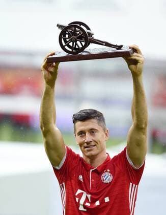 FUSSBALL 1. BUNDESLIGA SAISON 2015 2016 34. SPIELTAG FC Bayern Muenchen - Hannover 96 14.05.2016 Robert Lewandowski (FC Bayern Muenchen) praesentiert seine Torjägerkanone bester Torschütze Torjäger 