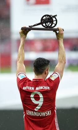 FUSSBALL 1. BUNDESLIGA SAISON 2015 2016 34. SPIELTAG FC Bayern Muenchen - Hannover 96 14.05.2016 Robert Lewandowski (FC Bayern Muenchen) praesentiert seine Torjägerkanone bester Torschütze Torjäger 