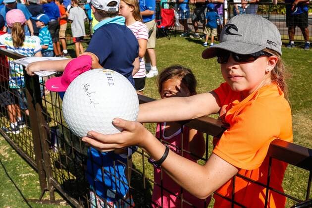 May 14, 2016: A young fan shows off her autograph ball during the third round of THE PLAYERS Championship at TPC Sawgrass in Ponte Vedra Beach, Fl. (Photo by David Rosenblum Icon Sportswire) GOLF: MAY 14 PGA Golf Herren - THE PLAYERS Championship - Third Round Icon1605142846 EDITORIAL USE ONLY