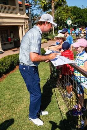 May 14, 2016: Daniel Summerhays signs autographs for a fans during the third round of THE PLAYERS Championship at TPC Sawgrass in Ponte Vedra Beach, Fl. (Photo by David Rosenblum Icon Sportswire) GOLF: MAY 14 PGA Golf Herren - THE PLAYERS Championship - Third Round Icon1605142847 EDITORIAL USE ONLY