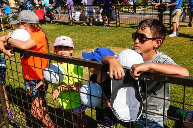 May 14, 2016: A young fan waits for autographs during the third round of THE PLAYERS Championship at TPC Sawgrass in Ponte Vedra Beach, Fl. (Photo by David Rosenblum Icon Sportswire) GOLF: MAY 14 PGA Golf Herren - THE PLAYERS Championship - Third Round Icon1605142845 EDITORIAL USE ONLY