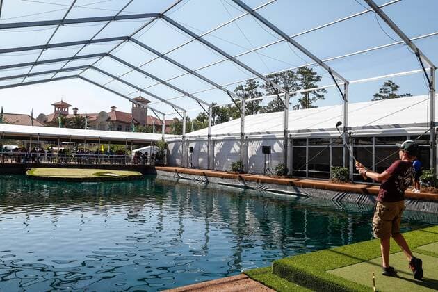 May 14, 2016: A young fan takes a practice swing on the scaled down replica of the 17th hole Island Green during the third round of THE PLAYERS Championship at TPC Sawgrass in Ponte Vedra Beach, Fl. (Photo by David Rosenblum Icon Sportswire) GOLF: MAY 14 PGA Golf Herren - THE PLAYERS Championship - Third Round Icon1605142842 EDITORIAL USE ONLY
