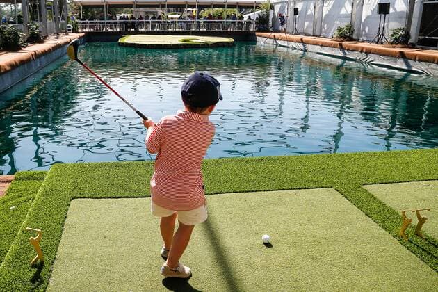 May 14, 2016: A young fan takes a practice swing on the scaled down replica of the 17th hole Island Green during the third round of THE PLAYERS Championship at TPC Sawgrass in Ponte Vedra Beach, Fl. (Photo by David Rosenblum Icon Sportswire) GOLF: MAY 14 PGA Golf Herren - THE PLAYERS Championship - Third Round Icon1605142841 EDITORIAL USE ONLY