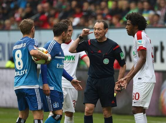 Schiedsrichter Florian Meyer, Diskussion mit Caiuby Francisco da Silva (FC Augsburg 30, re.) und Nicolai Müller (Hamburger SV), Lewis Holtby (Hamburger SV), FC Augsburg vs. Hamburger SV, 34. Spieltag, 14.05.2016