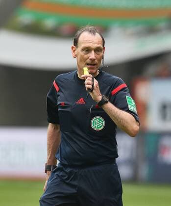Schiedsrichter Florian Meyer pfeift heute sein letztes Bundesligaspiel, FC Augsburg vs. Hamburger SV, 34. Spieltag, 14.05.2016