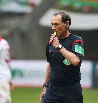 Schiedsrichter Florian Meyer pfeift heute sein letztes Bundesligaspiel, FC Augsburg vs. Hamburger SV, 34. Spieltag, 14.05.2016