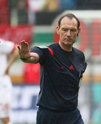 Schiedsrichter Florian Meyer pfeift heute sein letztes Bundesligaspiel, FC Augsburg vs. Hamburger SV, 34. Spieltag, 14.05.2016