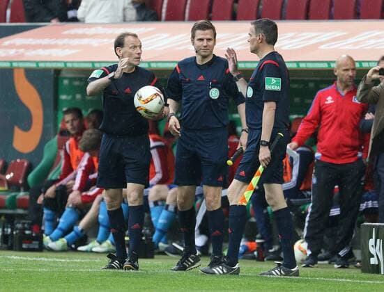 Schiedsrichter Florian Meyer pfeift heute sein letztes Bundesligaspiel, mit seinen Assistenten Frank Willenborg (Mitte) und Christoph Bornhorst (re.), FC Augsburg vs. Hamburger SV, 34. Spieltag, 14.05.2016