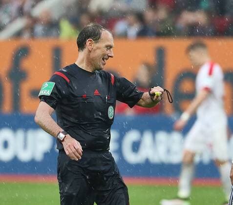 Schiedsrichter Florian Meyer pfeift heute sein letztes Bundesligaspiel, blickt auf die Uhr, FC Augsburg vs. Hamburger SV, 34. Spieltag, 14.05.2016