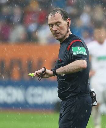 Schiedsrichter Florian Meyer pfeift heute sein letztes Bundesligaspiel, blickt auf die Uhr, FC Augsburg vs. Hamburger SV, 34. Spieltag, 14.05.2016