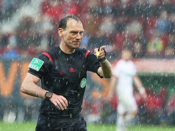 Schiedsrichter Florian Meyer pfeift heute sein letztes Bundesligaspiel, FC Augsburg vs. Hamburger SV, 34. Spieltag, 14.05.2016