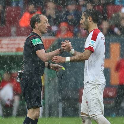 Schiedsrichter Florian Meyer pfeift heute sein letztes Bundesligaspiel, Handschlag mit Halil Altintop (FC Augsburg 7), FC Augsburg vs. Hamburger SV, 34. Spieltag, 14.05.2016