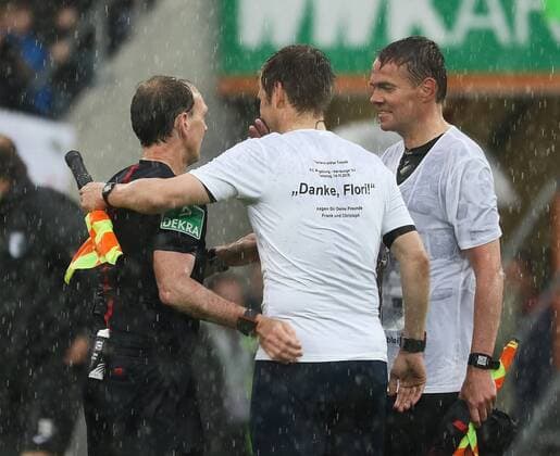 Schiedsrichter Florian Meyer pfeift heute sein letztes Bundesligaspiel, seine Assistenten Frank Willenborg und Christoph Bornhorst (re.) tragen ein Trikot mit den Spieldaten und Danke, Flori! FC Augsburg vs. Hamburger SV, 34. Spieltag, 14.05.2016