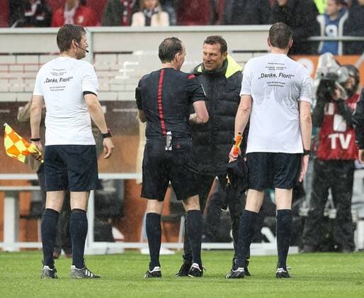 Schiedsrichter Florian Meyer pfeift heute sein letztes Bundesligaspiel, seine Assistenten Frank Willenborg und Christoph Bornhorst (re.) tragen ein Trikot mit den Spieldaten und Danke, Flori! Markus Weinzierl (Trainer FC Augsburg), FC Augsburg vs. Hamburger SV, 34. Spieltag, 14.05.2016