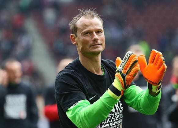 Alexander Manninger (Torwart FC Augsburg 1) machte heute sein letztes Spiel für den FC Augsburg und wurde von den Fans gefeiert. FC Augsburg vs. Hamburger SV, 34. Spieltag, 14.05.2016