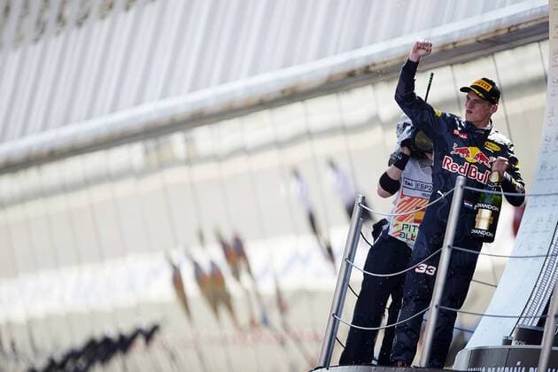 Formel 1, GP von Spanien, Sieger Max Verstappen Dutch Formula One driver Max Verstappen (R), Red Bull, celebrates his victory at the Spanish Formula One Grand Prix at the Barcelona-Catalunya circuit in Barcelona, northeastern Spain, on 15 May 2016. Verstappen has become the youngest driver ever to win a Formula One GP race at the age of 18 years, 7 months and 15 days. SPANISH GRAND PRIX !ACHTUNG: NUR REDAKTIONELLE NUTZUNG!  20160515-635989263335683701