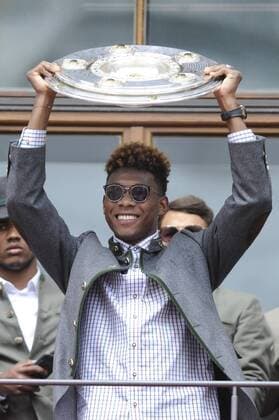 Fußball, Meisterfeier von Bayern München auf dem Rathausbalkon David ALABA (Bayern Muenchen) mit Schale,Meisterschale, FC Bayern Muenchen Meisterfeier auf dem Rathausbalkon,Marienplatz. Deutscher Meister,26.Deutsche Meisterschaft, am 15.05.2016 in Muenchen Deutschland.A L L I A N Z A R E NA ,