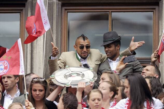 Fußball, Meisterfeier von Bayern München auf dem Rathausbalkon hi:Arturo VIDAL (Bayern Muenchen) und Douglas COSTA (Bayern Muenchen). FC Bayern Muenchen Meisterfeier auf dem Rathausbalkon,Marienplatz. Deutscher Meister,26.Deutsche Meisterschaft, am 15.05.2016 in Muenchen Deutschland.A L L I A N Z A R E NA ,