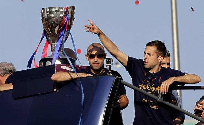 Fußball, FC Barcelona Meister-Korso durch die Innenstadt Barcelona s players Javier Alejandro Mascherano (L) and Jordi Alba celebrate with teammates the team s Liga title on a bus as supporters cheer in Barcelona, Spain, on 15 May 2016. Barcelona FC won the 2015 2016 Spanish Liga followed by Real Madrid and Atletico de Madrid. BARCELONA FC CEBRATES LIGA TITLE !ACHTUNG: NUR REDAKTIONELLE NUTZUNG!  20160515-635989379397215358
