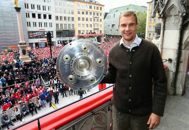 Fussball, 1. BL, 1. Bundesliga, Saison 2015 2016, Herren, Deutschland, 15.05.2016, Trainer Pep Guardiola, FC Bayern München, Deutscher Meister 2016, Meisterfeier am Rathaus Balkon, am Marienplatz, Holger Badstuber, FC Bayern München, , mit Meisterschale,