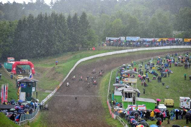 Regen und Hagel beim Start zum Quadrennen - 96. Internationales Teterower Bergringrennen