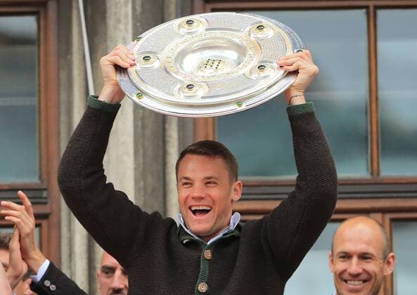 Themen der Woche - SPORT Fußball, Meisterfeier von Bayern München auf dem Rathausbalkon 15.05.2016, 1.BL, FC Bayern Meisterfeier, Marienplatz München, im Bild: Torwart Manuel Neuer (FCB)