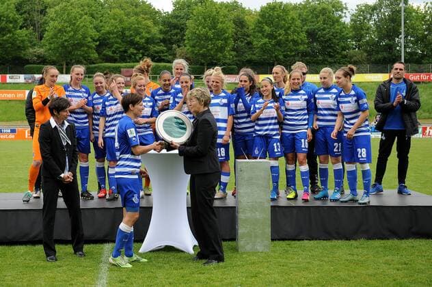 Marianne Finke-Holtz ( Mitglied im DFB Ausschuss fuer Frauen- und Maedchenfussball ) ueberreicht Spielfuehrerin Linda Bresonik ( MSV Duisburg ) den Meisterteller der zweiten Frauenfussball Bundesliga Staffel Nord. 15.05.2016 --- Fussball --- 2. Bundesliga --- MSV Duisburg vs Herforder SV Duisburg Copyright: Thienelx Eibner-Pressefoto EP_ttl