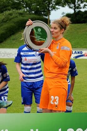 Torhueterin Merav Shamir ( MSV Duisburg ) kuesst den Meisterteller der zweiten Frauenfussball Bundesliga Staffel Nord. 15.05.2016 --- Fussball --- 2. Bundesliga --- MSV Duisburg vs Herforder SV Duisburg Copyright: Thienelx Eibner-Pressefoto EP_ttl