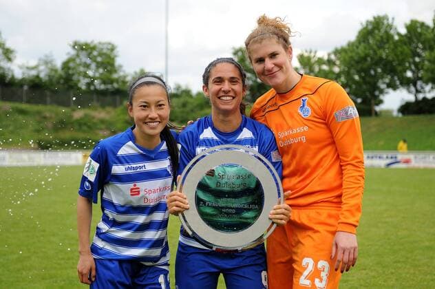 V.l.n.r. Danica Joelle Wu, Lee Sima Falkon und Torhueterin Merav Shamir ( alle MSV Duisburg ) praesentieren den Meisterteller der zweiten Frauenfussball Bundesliga Staffel Nord. 15.05.2016 --- Fussball --- 2. Bundesliga --- MSV Duisburg vs Herforder SV Duisburg Copyright: Thienelx Eibner-Pressefoto EP_ttl